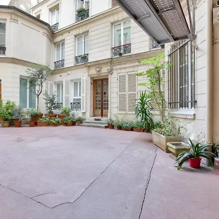 Bright Apartment In Republique アパート *